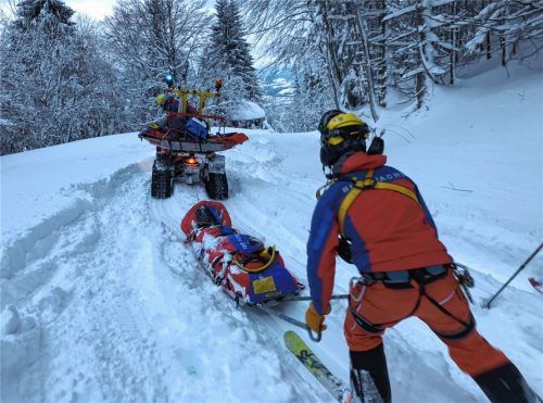 Die Bergretter im Großeinsatz: Hier wird der verletzte Münchner, der am Brünnstein in eine Lawine geraten war, ins Tal gebracht. Foto lotter