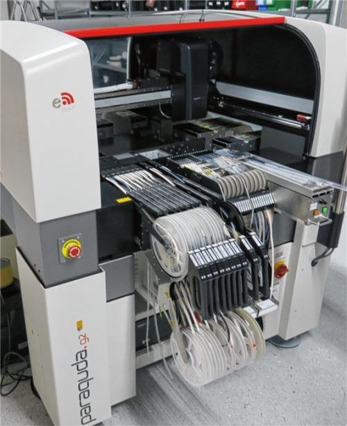 Die Bestückung der Platinen erfolgt durch den SMD-Automaten… Foto  bjn