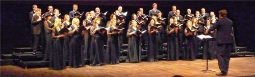 Die Chorakademie der Tiroler Festspiele Erl sang russische Weihnachtslieder.Foto  Füchtner
