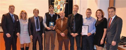 Die Ehrung des Fördervereins Heimatmuseum um dessen Vorsitzenden Stefan Reischl (Mitte) durch den Ortsvorstand der CSU und MdL Otto Lederer (rechts).Fotos sel/re