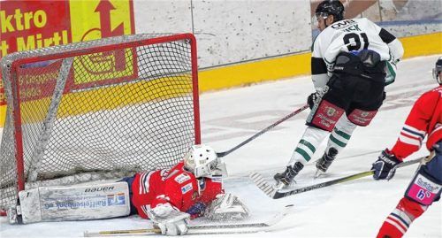 Die Entscheidung: Fabian Zick blieb vor Deggendorfs Cody Brenner eiskalt und schob den Puck in der Verlängerung zum 4:3-Siegtreffer ein. Foto  Rappel