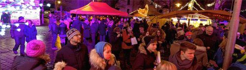 Die erstmals durchgeführte Vorsilvester-Party lockte Jung und Alt auf den Platz vor dem Alten Rathaus. Fotos bereit-videofilm