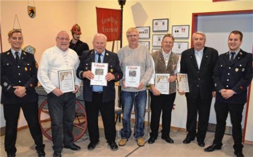 Die Geehrten des Feuerwehrvereins mit Vorsitzendem Markus Paukert (links) und seinem Stellvertreter Mathias Kloo (rechts).Foto Sedlbauer