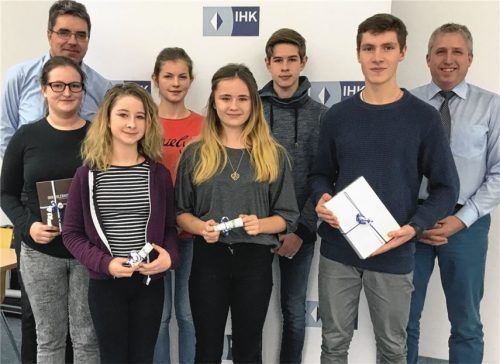 Die Gewinner erhielten ihre Prämien in der Mühldorfer IHK-Geschäftsstelle, von links: Bildungsberater Michael Rumpff, Lisa Schmidbauer, Sarah Merkert, Kathrin Moosbauer, Jennifer Hellmann, Lukas Maier, Hannes Gräfe und Herbert Prost. Foto re