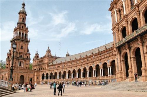Die Höhepunkte Spaniens erleben Urlauber mit Kreuz-Busreisen.
