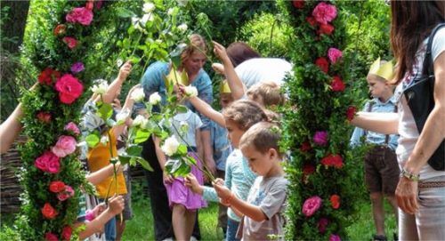 Die Kindheit im Kontakt mit sich selbst und der Natur erleben: das ist das Ziel des Waldorfkindergartens Hollerbusch.