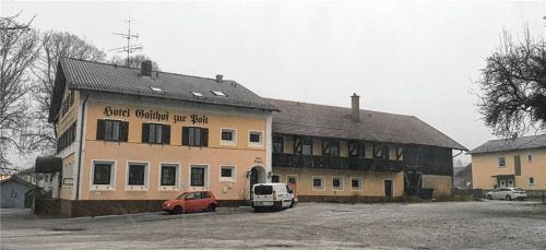 Die „Mitterharter Post“ soll umgebaut werden. Auf der Parkplatzfläche (rechts) wäre in einem zweiten Schritt der Neubau eines Bettentraktes vorgesehen.Fotos Gantner
