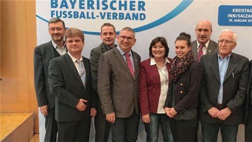Die neue Kreis-Vorstandschaft im Fußballkreis Inn/Salzach (von links): Robert Schraudner (BFV-Bezirksvorsitzender), Bernhard Hellmich (Kreisjugendleiter), Thomas Langner (Kreisspielleiter), Stefan Bierschneider (Kreissportgerichts-Vorsitzender), Carmen JuttaGardill (Kreisvorsitzende), Michaela Heinzlmeier (Frauen- und Mädchenbeauftragte), Sepp Kurzmeier (Schiedsrichter-Obmann), Helmut Riedl (Kreisehrenamtsbeauftragter) und BFV-Präsident Dr. Rainer Koch. Foto  Hauke