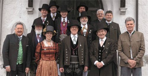 Die neue Vorstandschaft auf einen Blick. Vorsitzender Michael Konrad (vorne in der Mitte), links Bürgermeister Hans Nowak, rechts Reinhard Käsinger, der neue Chronist.Fotos  reischl-Zehentbauer