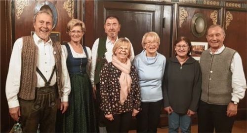 Die neue Vorstandschaft (von links): Zweiter Vorstand Heinrich Seyfried, Chorleiterin Heide Hauser, Vorstand Reinwald Maras, Schatzmeisterin Marlies Martin, scheidende Schatzmeisterin Emmi Klingberg, Schriftführerin Anni Markl und Ex-Vorstand Norbert Scherbaum.