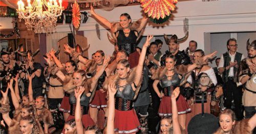 Die Pruttinger Garde brachte Schwung in den Ball.Foto Niessen