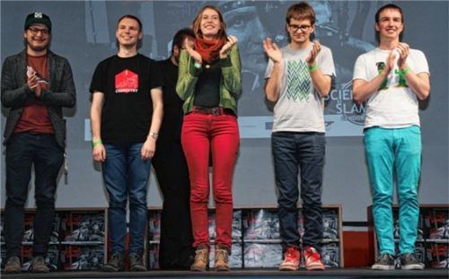 Die Siegerin des 2. Gendorfer Science Slams 2017, Viktoria Ganß (Mitte), mit ihren „Mitstreitern“.Foto  re