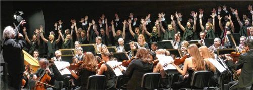 Die stimmstarke Chorakademie der Tiroler Festspiele Erl machte den Schluss mit einem lustig choreografierten Chor aus einer Rossini-Oper. Foto  Janka