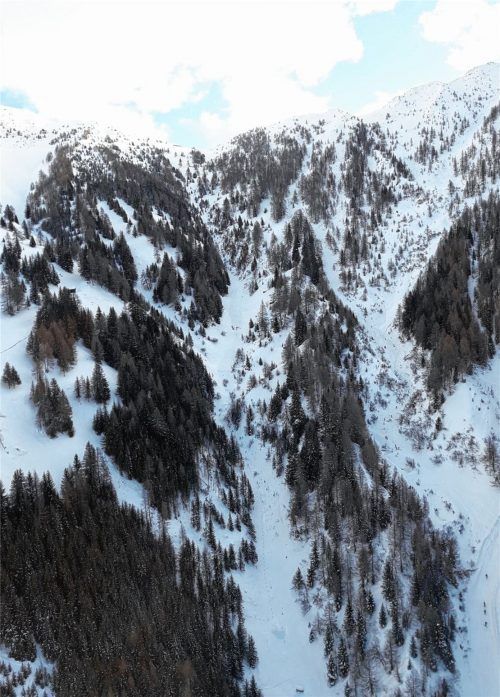 Die Unglücksstelle: Die Lawine soll sich rechts oben im Bild gelöst haben. Foto Polizei Matrei