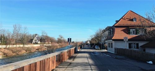 Die Untere Mangfallstraße ostwärts sollte dieses Jahr ausgebaut werden – nach dem Aus für die Straßenausbaubeitragssatzung steht das weitere Vorgehen nun in den Sternen.Foto Gantner