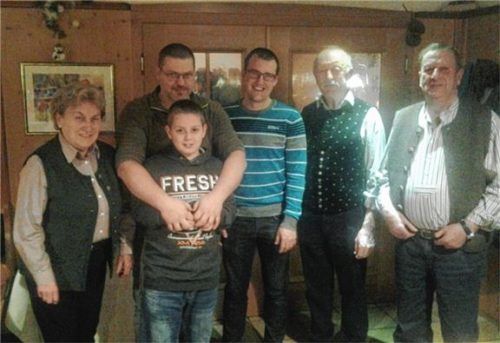 Die Vereinsmeister: (von links) Monika Pertl, Anderl Weber mit seinem Sohn, Uli Unterseer, Willi Maier und Franz Göttlinger.Foto re