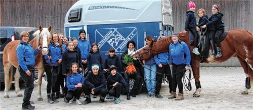 Die Vereinsvorsitzenden Anja Angstl und Sandra Schaber (links, mit Haflinger „Fritzi“), die Voltigierer des Vereins, die Schatzmeisterin Hilde Markl mit Frau Janshen von der Sparkassenstiftung Zukunft für die Stadt Rosenheim (vor dem Anhänger), sowie Sportwartin und Trainerin Lisa Munsch mit „Rooney“. Foto re