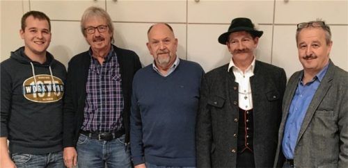 Die Vertreter des geplanten Bürgerfestvereins (von links): Mathias Kloo, Peter Lindner, Günther Zellner und Wast Voit mit Bürgermeister Peter Kloo.