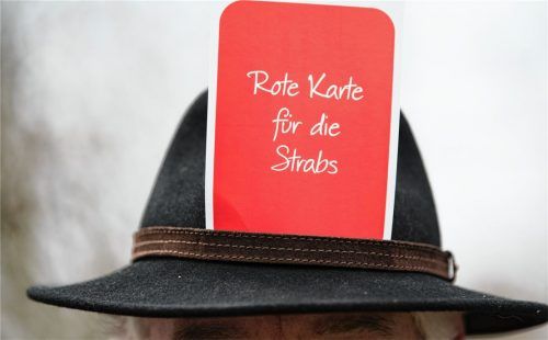 Diskussion um die finanziellen Lasten: Ein Teilnehmer einer Kundgebung für die Abschaffung der Straßenausbausatzung vor dem Kloster Banz bei Bad Staffelstein, wo die CSU-Landtagsfraktion ihre Klausur abhielt.Foto  dpa