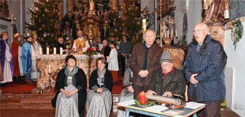 Dreikönigssingen in der Flintsbacher Pfarrkirche mit den „Inntaler Sängern“ Franz Singer, Peter Anderl an der Zither und Sepp Wieland (von rechts). Links die „Sulzberger Sängerinnen“.Foto weiss