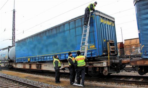 Durch ihre Schwerpunkteinsätze entdeckte die Bundespolizei 2017 330 Migranten in Rosenheim und Raubling. Am Dienstag waren es erneut 14 Flüchtlinge. Fotos Bundespolizei