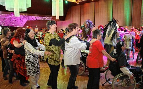 Egal ob Rollstuhlfahrer oder nicht: Die Polonaise findet immer gemeinsam statt.