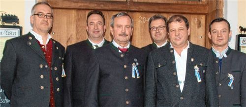 Ehrung bei den Panger Veteranen:  Sebastian Schnitzlbaumer, Robert Bucher, Josef Mayer senior, Josef Mayer junior, Hans Schwaiger und Markus Dinzenhofer (von links nach rechts). Foto re