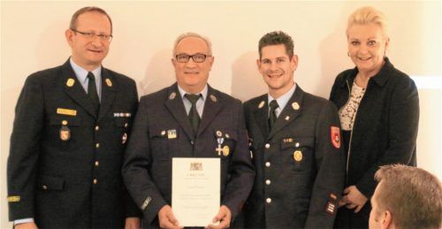 Ehrung bei der Feuerwehr Aisingerwies-Oberwöhr: (von links) Stadtbrandrat Hans Meyrl, Jubilar Carlo Peretti, Kommandant Marco Langer und Oberbürgermeisterin Gabriele Bauer.Foto re