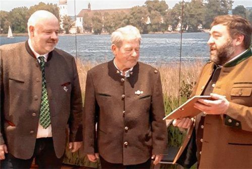 Ehrung für Sepp Freund: Parteichef Florian Weber (links) und Kreisvorsitzender Sepp Lausch (rechts) gratulierten Helmut Freund für seine 40-jährige Zugehörigkeit zur Partei.Foto re