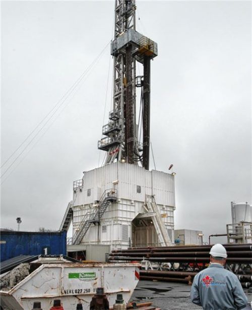 Ein Bohrturm, mit dem nach Erdöl gebohrt wird. Solche Ausmaße werden die Bohrtürme im Inntal wohl nicht haben. Aber es wird auch ordentlich in die Tiefe gehen: bis zu 400 Meter, heißt es von der DB AG.Foto dpa
