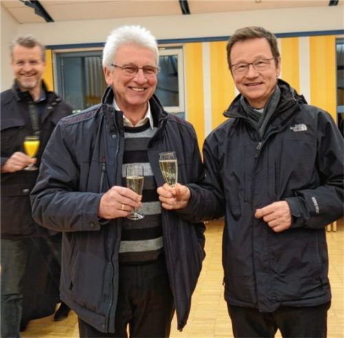 Ein Gläschen Sekt auf den Ruhestand: Stani Jarosz und Stadtpfarrer Maurus Scheurenbrand.