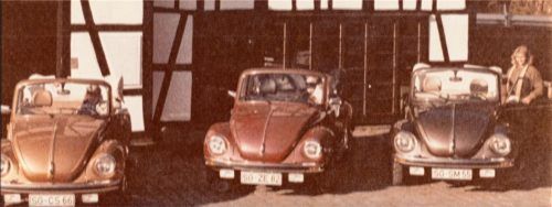 Ein gutes Geschäft hat dieser Autohändler 1978 gemacht: Rike Stienens (rechts) Vater, damals noch in Solingen daheim, kaufte ihm gleich drei Autos ab – für seine Frau und seine beiden Töchter.