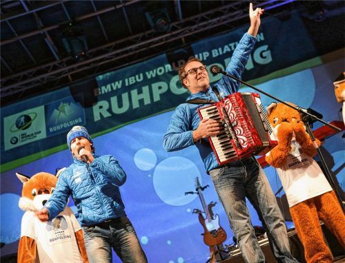 Ein Höhepunkt der Weltcup-Eröffnung: Herbert Ringsgwandl und Peter Eichstädt begeisterten mit ihrer eigenen,biathlon-tauglichen Version von „Oh, wie ist das schön“ das Publikum.Foto Weitz
