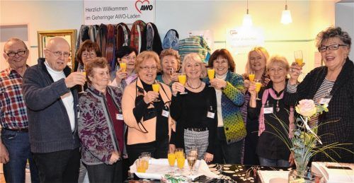 Ein Prosit auf das einjährige Bestehen: Im „AWO-Laden mit Herz“ in Gehering wurde fröhlich gefeiert. Vroni Engel, Vorsitzende des AWO-Ortsvereins Stephanskirchen-Riedering (rechts) zog positive Bilanz. Foto  Schlecker