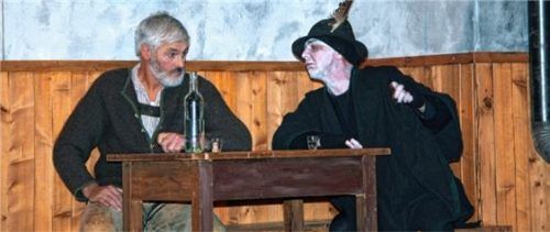 Ein Schlitzohr: Der Brandner Kaspar füllt den Boandlkramer mit Kerschgeist ab.