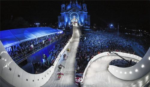 Ein Spektakel: Das Rennen in Saint Paul, bei dem der Rosenheimer Luca Engler am Wochenende startet. Foto  dpa