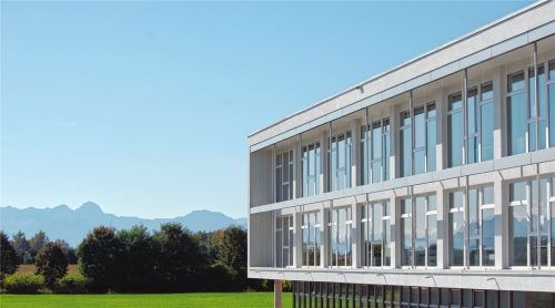 Ein Unternehmen mit Weitblick. Nicht nur in die Berge, sondern auch in die berufliche Zukunft. Bis zum Jahresende will die FuG Elektronik GmbH sich deutlich vergrößern. Mit einem Neubau auf einer Fläche von 5000 m² setzt die Geschäftsführung ein deutliches Zeichen für einen starken Arbeitgeber in der Region.