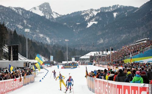 Eindrucksvoller Blick in die Chiemgau-Arena mit der Zuschauertribüne rechts, dem Schießstand links und den Bergen voraus.Foto Weitz