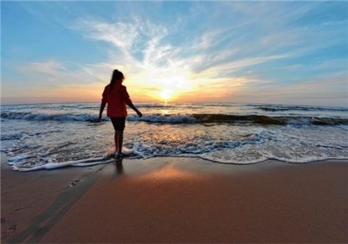 Eine erholsame Auszeit in Form eines Kurzurlaubs kann ein wirksames Mittel gegen Dauerstress sein. Bequem geht es zum Beispiel mit dem Bus. Foto djd/www.kurzurlaub.de