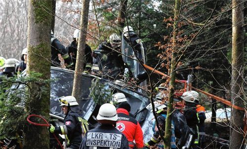 Eine Herausforderung war für die Retter dieser Unfall bei Seeon. Ein Schwerverletzter war im Wagen eingeklemmt, das Auto steckte im Wald fest.
