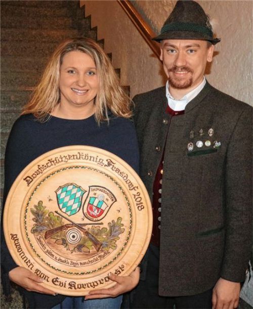 Eine Scheibe für die Dorfkönigin: Schützenmeister Richard Voggenauer gratulierte Evi Kornprobst zu ihrem Erfolg.Foto reh