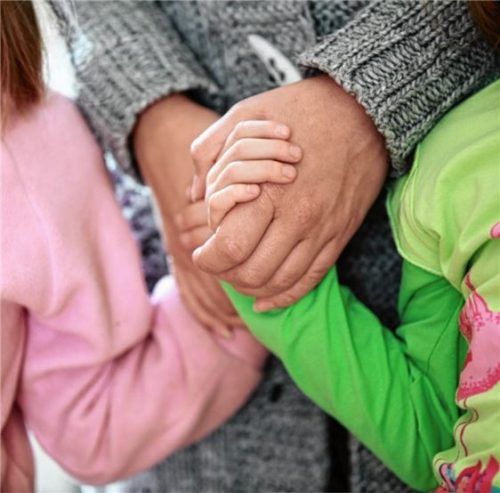 Einfühlsame Aufmerksamkeit und individuelle Förderung sind Teil des Betreuungs- und Erziehungskonzepts an der Raphael-Schule Bad Aibling.