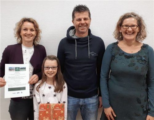 Einmal ausspannen mit der Familie: Glückskind Lena Krieger (Zweite von links) gewann den ersten Preis der Familienbeilage. Mama Andrea Tschiesche und Papa Herbert Krieger freuen sich sehr über ein Familienwochenende in Maria Alm. Redakteurin Karin Zehentner (rechts) überreichte den Gutschein. Foto Schweiberer