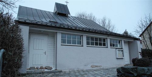 Einzigartig im Landkreis Mühldorf: Eine Bartning-Kirche in Holzbauweise, die in Neumarkt-St. Veit steht. Knapp 100 solcher Notkirchen sind nach Ende des Zweiten Weltkriegs in ganz Deutschland entstanden. Jetzt sind Sanierungsmaßnahmen notwendig, weil sich Hohlräume im Boden gebildet haben. Die gut besuchten Weihnachtsgottesdienste mussten verlegt werden, damit der Boden nicht weiter Schaden nimmt.Foto je