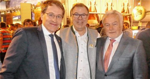 Entenwirt begrüßt politische Prominenz in der Bayernhalle