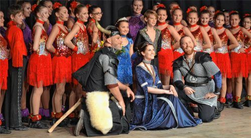 Faschingsgildepräsident Andreas Wastlhuber, die Endorfer Kinderprinzessin Katharina IV. und das Pruttinger Prinzenpaar, Schildmaid Veronika II. und Jarl Rotbart Benedikt I.