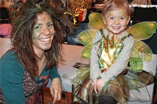 Faschingsnachwuchs bewundert erfürchtig die Auftritte von Prinzenpaar und Garden