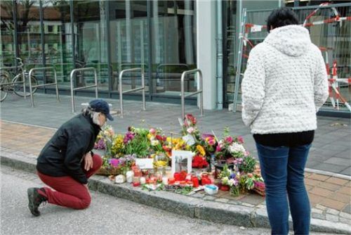 Fassungslosigkeit herrschte im Frühjahr 2017 nach einer schrecklichen Bluttat in Prien. Hier wurde vor einem Supermarkt eine 38-jährige Frau erstochen. Foto berger