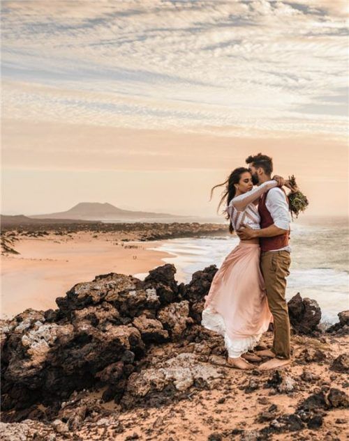 Feine Sandstrände, bizarre Lavaformationen – Lanzarotes faszinierende Landschaft bietet Hochzeiten einen besonderen Rahmen. Foto  Ronny Wertelaers/Turismo Lanzarote
