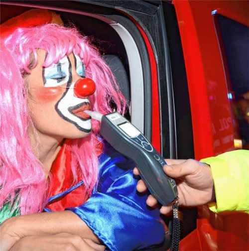 Feucht-fröhlich feiern? Wer zu tief ins Glas schaut, sollte das Auto dringend stehen lassen. Die Polizei kündigt vermehrte Verkehrskontrollen zur Faschingszeit an.Foto dpa